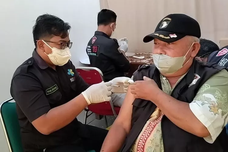 Seorang Jalhaj disuntik vaksin Meningitis sebelum berangkat ke tanah suci.  (Muslihun kontributor Batang)