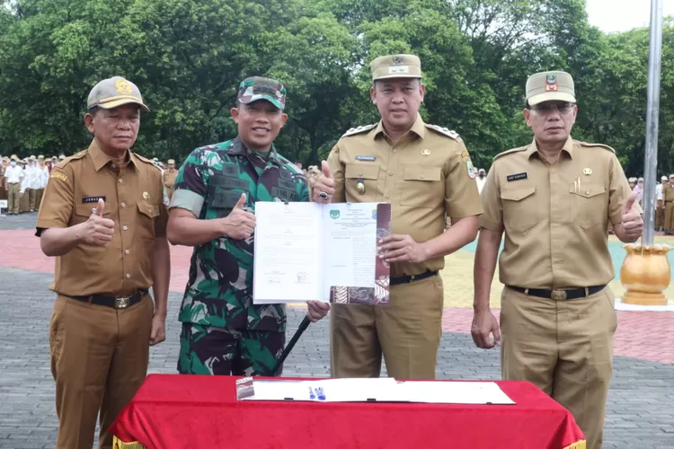 Plt Wali Kota Bekasi Tri Adhianto tandatangani kerja sama program TNI Manunggal Membangun Desa Tahun 2023 (Humas Pemkot Bekasi)