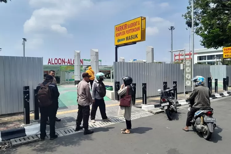 Polsek Semarang Tengah sedang memberi penjelasan kepada warga yang tertipu Ida Dayak di Semarang.  (Ayosemarang.com/ Audrian Firhannusa)