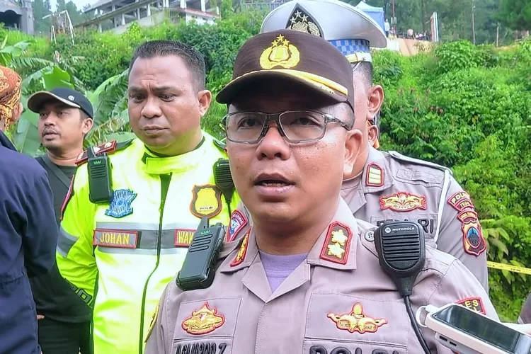 Kapolres Tegal AKBP Mochammad Sajarod Zakun mengatakan tidak ada anak kecil yang mainan tuas rem saat bus masuk jurang di kawasan objek wisata Guci, Tegal (Dwi Ariadi AyoTegal)