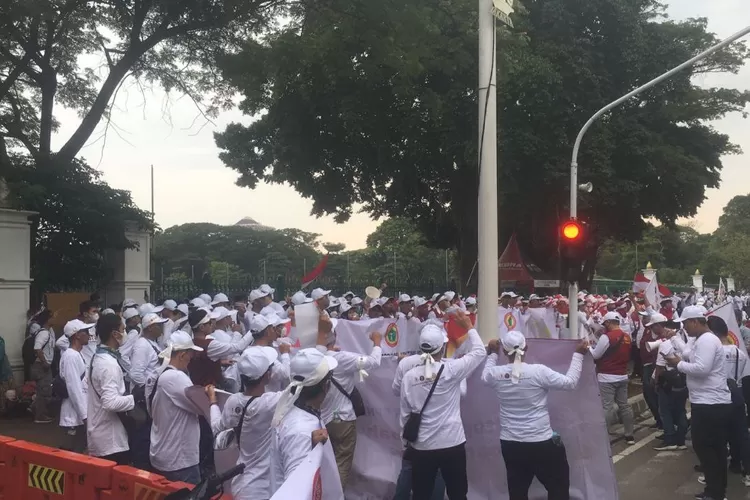 Tenaga Kesehatan (Nakes) Para kumpulan Tenaga Kesehatan (Nakes) yang terdiri atas Dokter, Perawat dan Apoteker lakukan aksi damai Tolak RUU Kesehatan pada Hari ini, Senin, 8 Mei 2023.