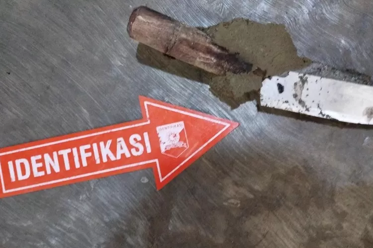 Pisau yang ditemukan oleh tim Inafis Polrestabes Semarang di samping mayat dicor di Tembalang Semarang.  (Polda Jateng)