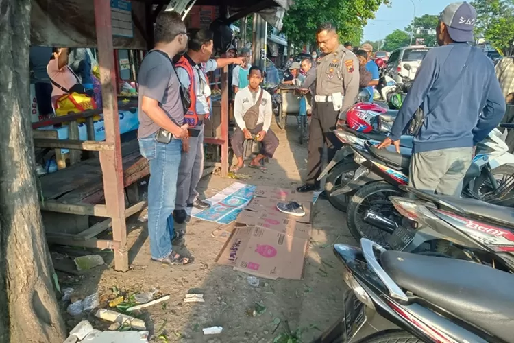 Polsek Ngaliyan saat melakukan oleh TKP terhadap pria yang tewas bersimbah darah di depan Pasar Mangkang Semarang.  (Istimewa)