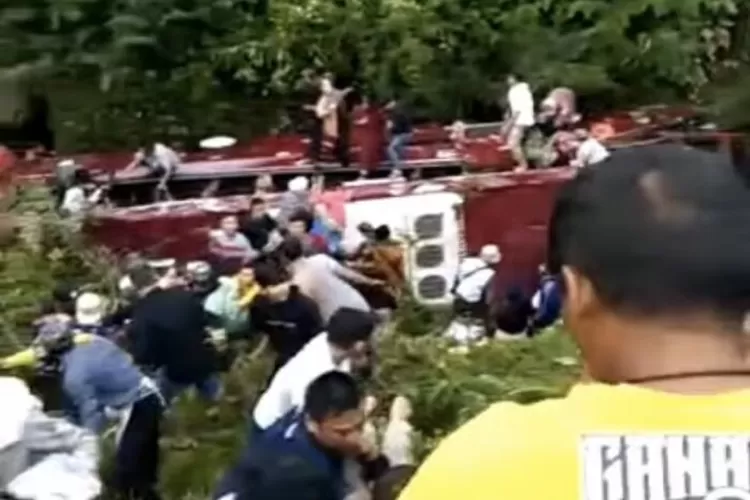 Korban bus terguling di kawasan wisata Guci, Kota Tegal, berhamburan keluar menyelamatkan diri. (Tangkap layar Instagram/@media.banten)