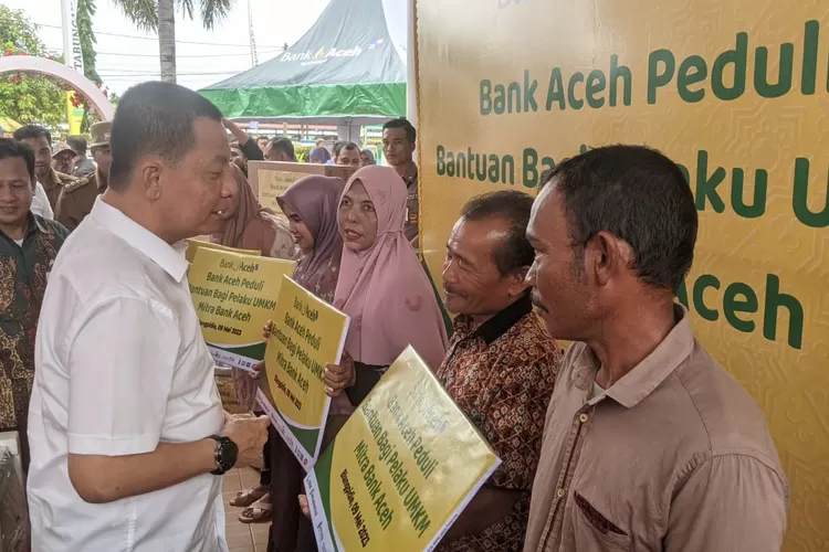 Pj Gubernur Aceh Achmad Marzuki didampingi Pj Bupati Abdya, Darmansah dan direktur PT Cabang BAS Blangpidie, Samsul Bahri saat menyerahkan bantuan kepada warga, Selasa (9/5/2023). (Realitasonline.id/ ZAL)