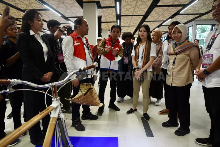 Pertamina mempersembahkan sebuah kegiatan bertajuk 'Rumpun Bambu' di lokasi pelaksanaan KTT ASEAN 2023. Tampak Wwamen Parekraf Angela Tanusudibyo, melihat expose Sepeda Bambu produksi binaan tanggung jawab sosial perusahaan (TJSL) Pertamina pada SME&rsquo;s Hub at Asean Summit Labuan Bajo 2023. (Foto: Pertamina)