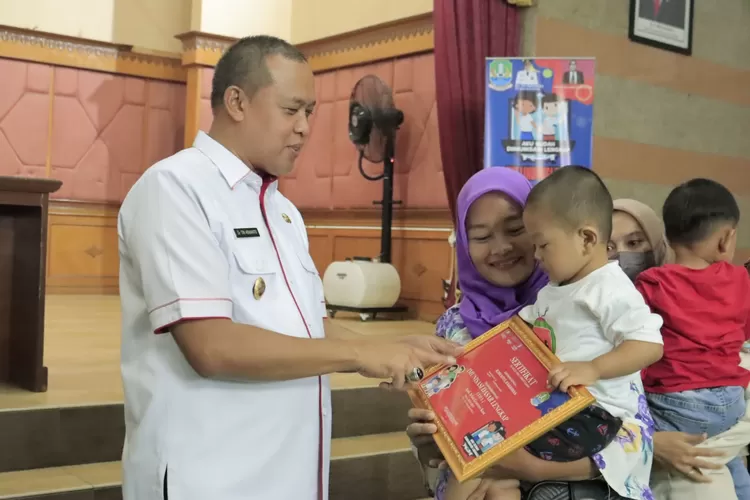 Plt Wali Kota Bekasi Tri Adhianto dalam seminar Imunisasi 2023. (Humas Pemkot Bekasi)