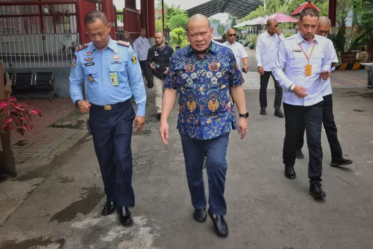 Ketua DPD RI LaNyalla meninjau Lapas Kelas I Surabaya, memastikan keamanan sipir dan warga binaan.