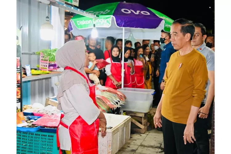 Sambil menyapa beberapa penjual yang menawarkan dagangannya, Presiden Jokowi berikan celemek warna merah ke mereka. (dok setkab.go.id)
