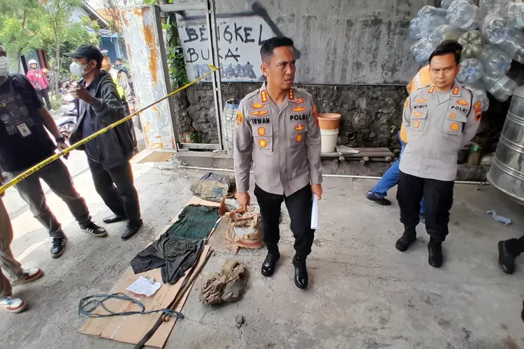 Kapolrestabes Semarang Kombes Irwan Anwar saat menunjukan barang bukti baru berupa linggis yang diduga untuk menganiaya korban mayat dicor di Tembalang Semarang. (Ayosemarang.com/ Audrian Firhannusa)