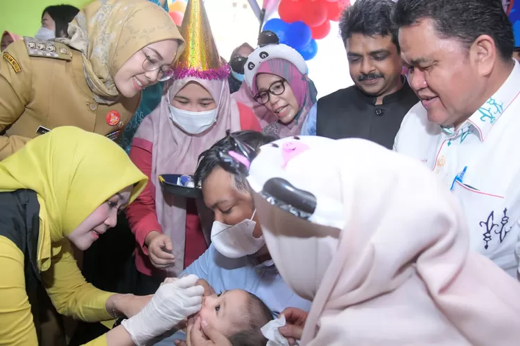 Bupati Purwakarta Anne Ratna Mustika saat imunisasi polio. (Diskominfo Purwakarta)