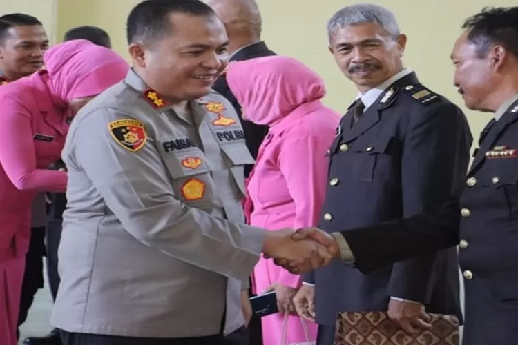 Kapolres Langkat AKBP Faisal Rahmat Husein Simatupang melepas personil yang purba bhakti (Realitasonline/Alwi)