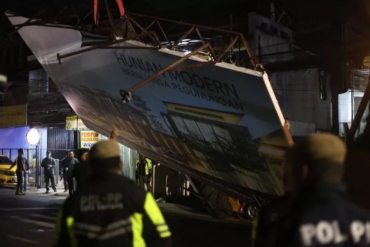 Satpol PP Kota Bandung saat menertibkan reklame ilegal.