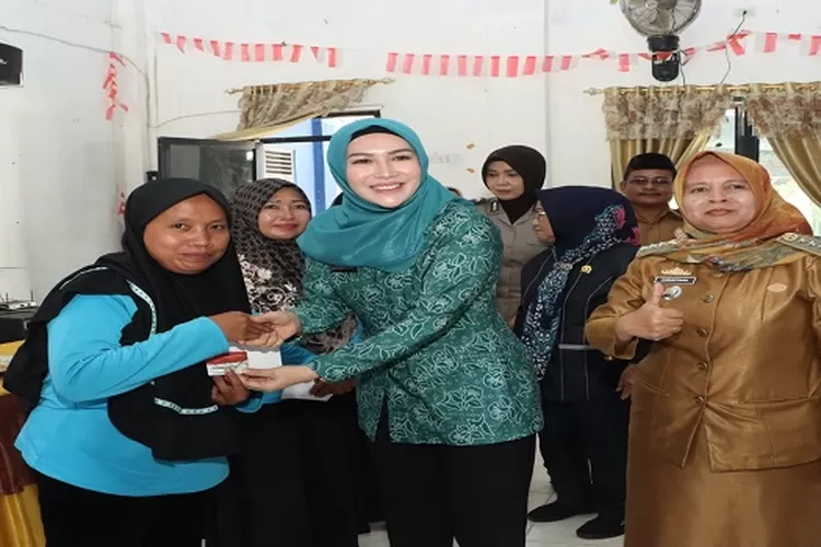 Wakil Ketua TP PKK Saat Memberi Bantuan ke Warga (Realitasonline/Mp)