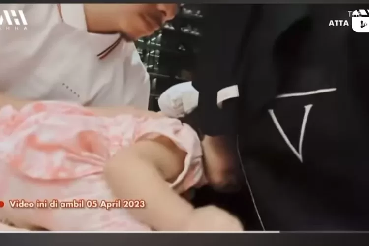 tingkah lucu ameena saat ibunya, Aurel disebut bakal punya bayi lagi. dia mengikuti ayahnya, Atta Halilintar  mencium perut Aurel. (tangkapan layar instagram @aurel.hermansyah)