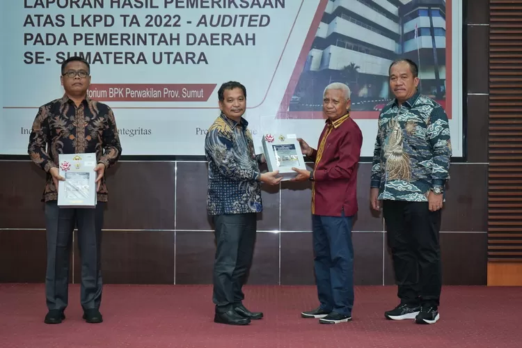 Bupati Asahan didampingi wakil Bupati saat Penyerahan Laporan Hasil Pemeriksaan atau LKPD Kabupaten Asahan Tahun Anggaran 2022.  (Realitasonline.id/ HS)