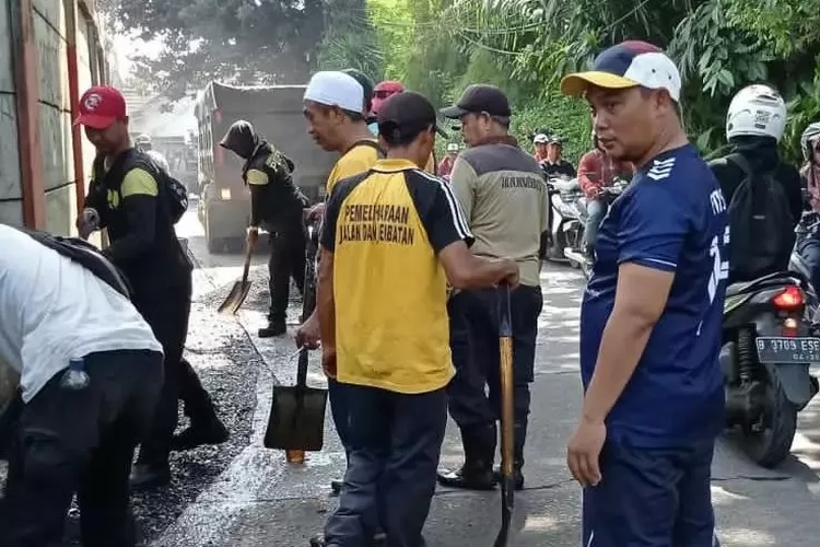 Lurah Ratujaya, Bambang Sugiharto meninjau kegiatan kerja bakti dan pengaspalan jalan di sekitar area Dipo Kereta.