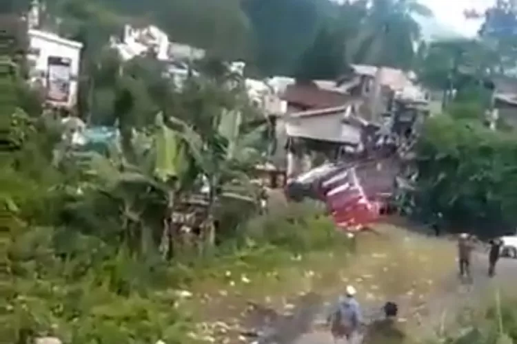 Bus wisatawan terjatuh ke jurang di kawasan wisata Guci Jawa Tengah (twitter @jateng_twit )
