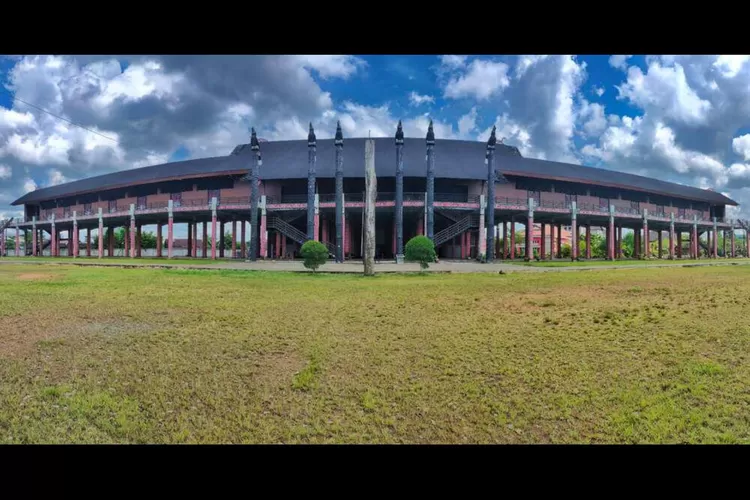Rumah Adat Terbesar di Indonesia (atourin)