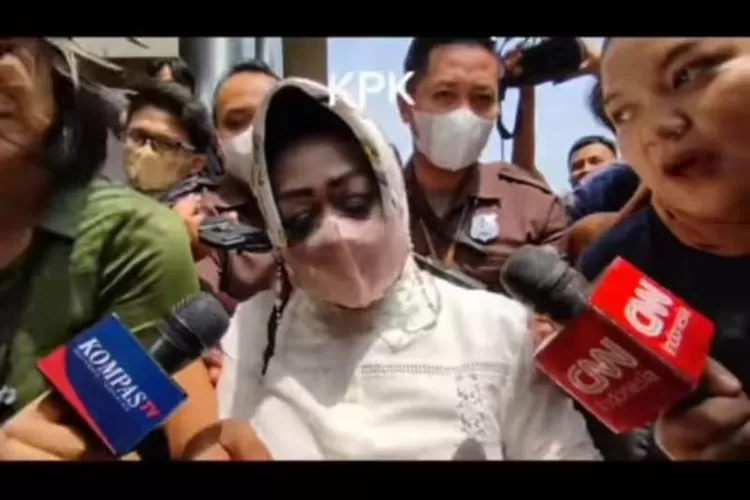 Kadinkes Lampung Reihana dikerubungi wartawan usai diperks KPK Senin (8/5/2023) Hartanya berdasarkan laporan LHKPN dinilai tidak wajar. (tangkapan layar instagram @undercover.id)