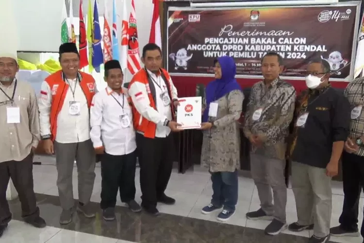 Ketua DPD PKS Kendal menyerahkan berkas bakal calon legislatif ke KPU Kendal. (Edi Prayitno/Kontributor Kendal)