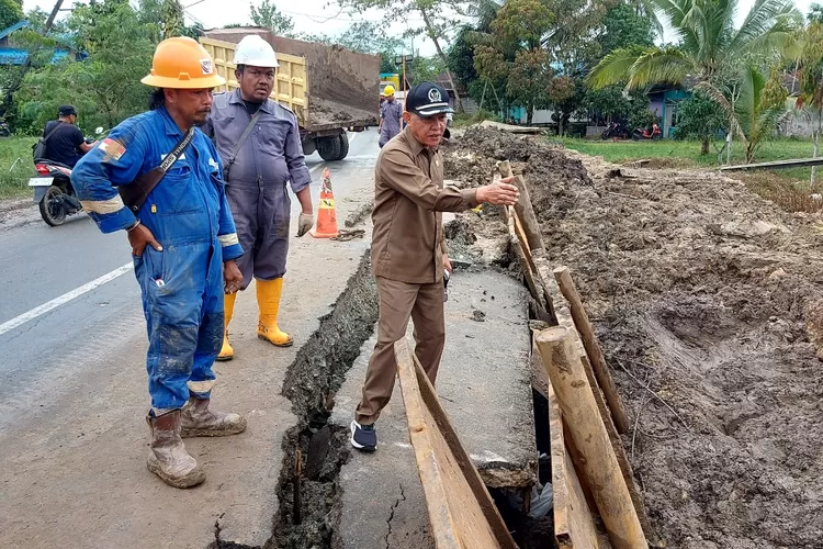 Wakil Ketua DPRD Kaltim Muhammad Samsun kesal saat melihat jalan rusak karena pekerjaan pembangunan pipa. (DPRD Kaltim)