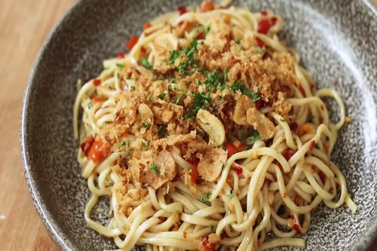 Resep mie aglio olio sebagai menu akulturasi Italia dan Oriental (Sumber: YouTube Devina Hermawan)