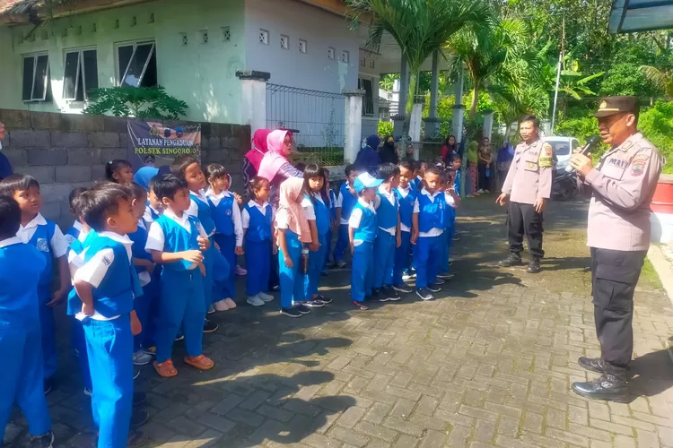 Jajaran Polsek Singorojo kedatangan siswa-siswi dari TK Negeri Pembina yang beralamat di Desa Ngareanak Kecamatan Singorojo. Kendal, dalam rangka program Polisi Sahabat Anak  (istimewa )