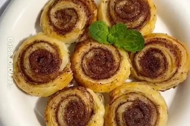 Puff Pastry Cinnamon Rolls sebagai ide jualan unik rumahan yang mudah dan praktis (Instagram @ernaliarosita)