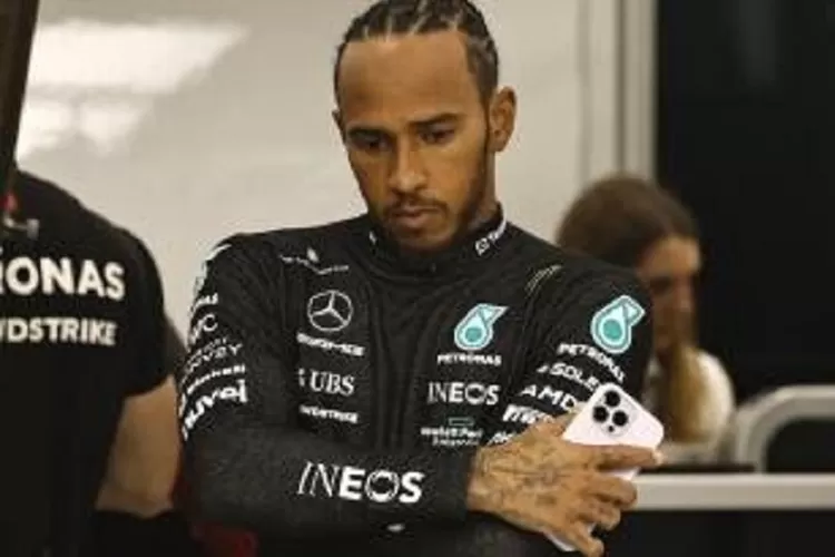 Lewis Hamilton tampak frustrasi dengan performa mobil W14 jelang F1 GP Arab Saudi 2023