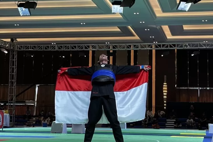 Pesilat Indonesia Tito Hendra Septa Kurnia berteriak usai melakukan selebrasi atas kemenangannya di partai final nomor tanding putra kelas E melawan wakil dari Thailand dengan skor telak 67-37 pada SEA Games ke-32 yang digelar di Chroy Changvar Convention Center Phnom Penh, Kamboja, Rabu (10/5/2023) (ANTARA/Arnidhya Nur Zhafira)