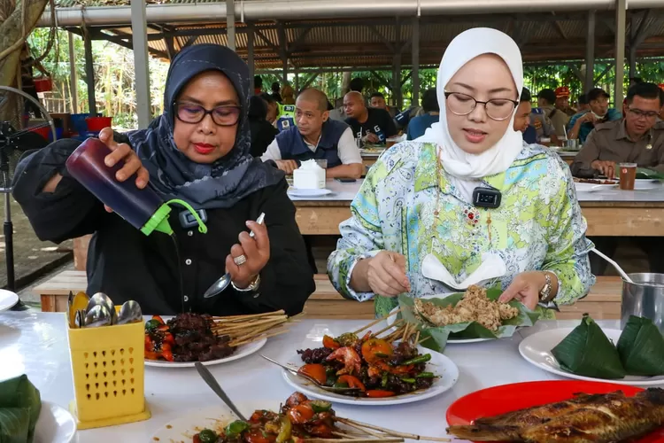Bupati Purwakarta Anne Ratna Mustika mencicipi sate maranggi. (Diskominfo Purwakarta)