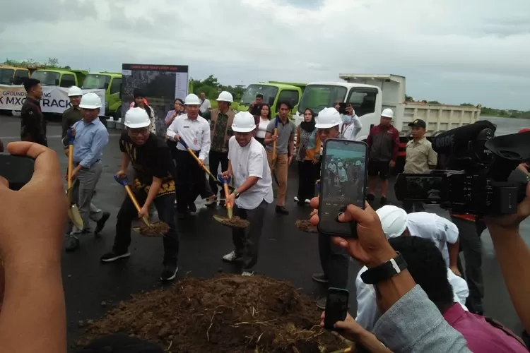 Grounbreaking pembangunan treck MXGP Ex Bandar Udara Selaparang, Mataram (Suara Karya/Hernawardi)