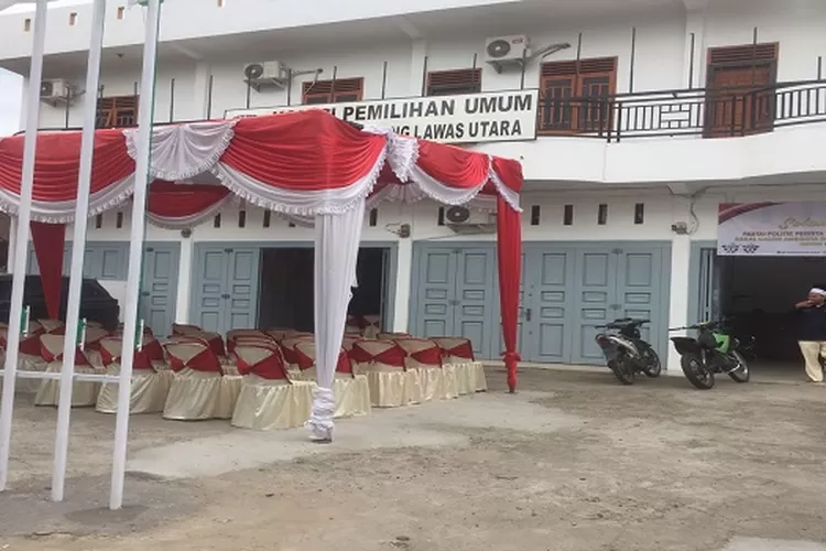 Terlihat KPU Paluta sudah memasang tenda merah putih dan kursi untuk menyambut parpol mendaftarkan bacalegnya. (Realitasonline/ASR)