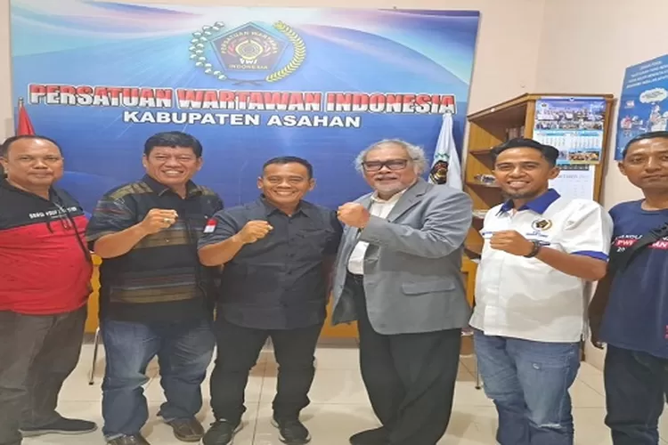 Aris Merdeka Sirait bersama KPAD Asahan Awaluddin beserta Pengurus PWI Asahan (Realitasonline/Dokumentasi)