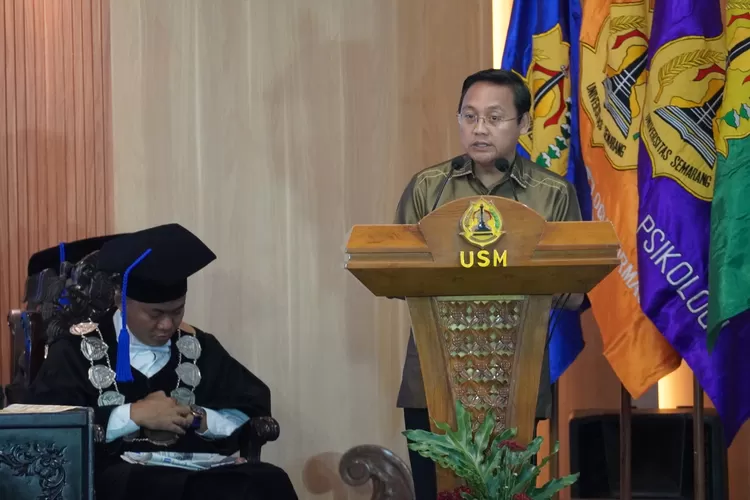 Bendahara Ikatan Keluarga Alumni (IKA) USM, Khairul Anwar SH MH berpesan kepada wisudawan agar jaga etika di dunia kerja  (USM)