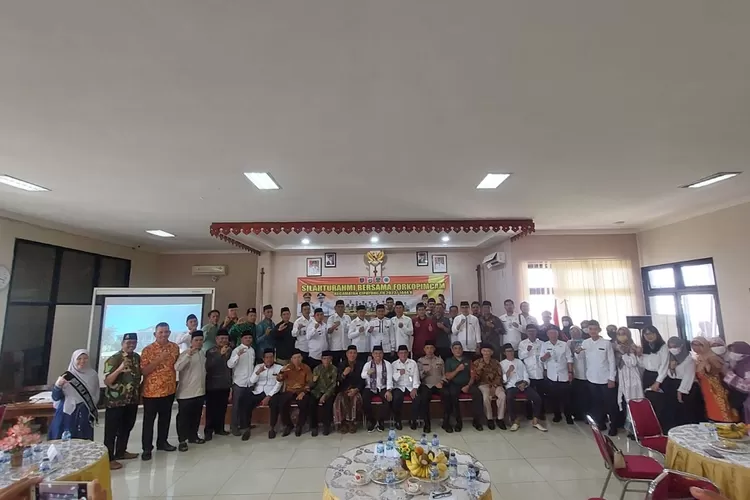 GUYUB : Foto bersama usai acara silaturahmi bersama Forum Koordinasi Pimpinan Kecamatan (Forkopimcam) Cipayung di aula kantor Kecamatan Cipayung pada Rabu (10/5)