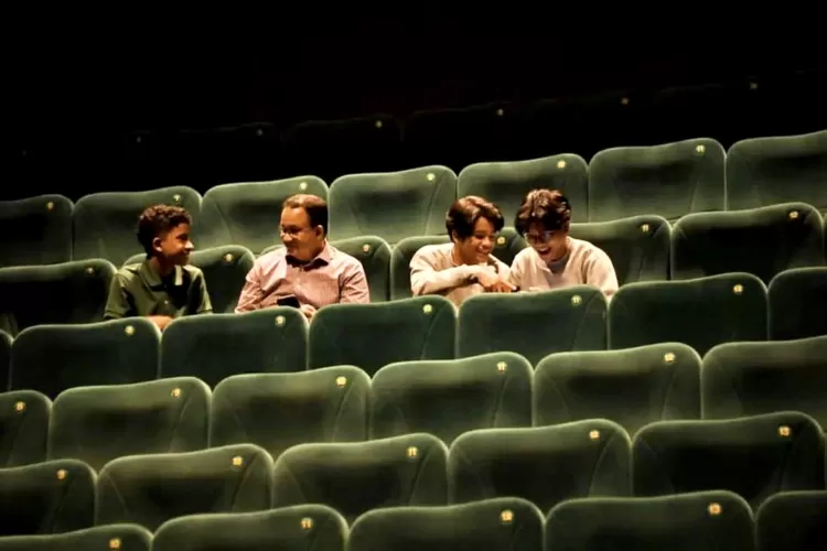 Calon presiden dari Koalisi Untuk Perubahan dan Persatuan Anies Baswedan bersama anak-anak nonton Film Buya Hamka - Foto: Tangkap Layar @aniesbaswedan