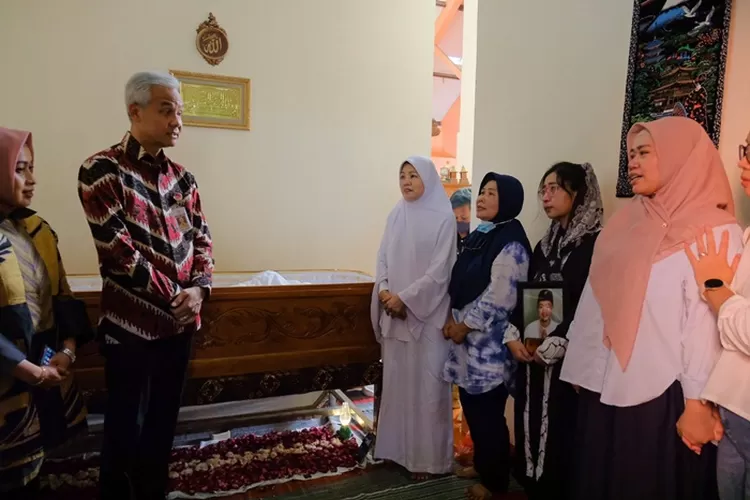 Gubernur Jawa Tengah Ganjar Pranowo menemui keluarga korban yang terjepit lift di kantornya.  (Humas Jateng)