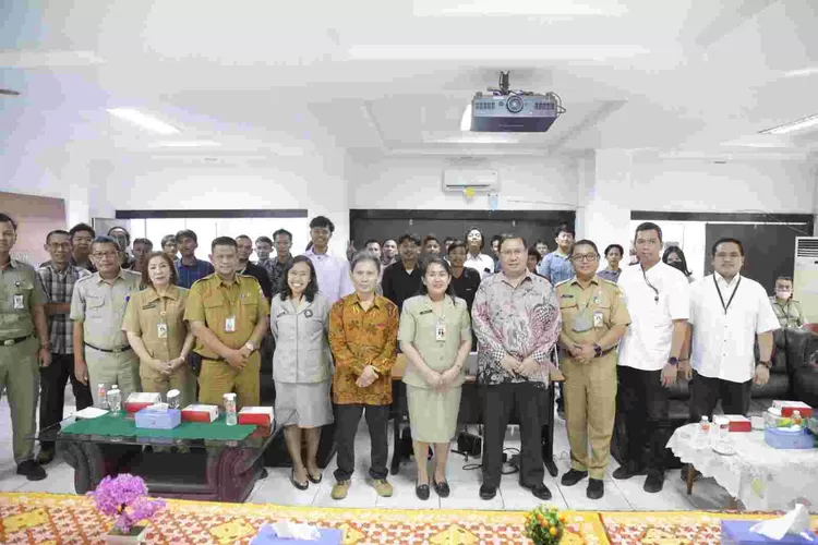 Para pejabat Kementerian  Perindustrian dan PPUMK DKI Jakarta fose bersama  usai pembukaan pelatihan. Bimtek Mekanik Bengkel, Rabu (10/5/2023).