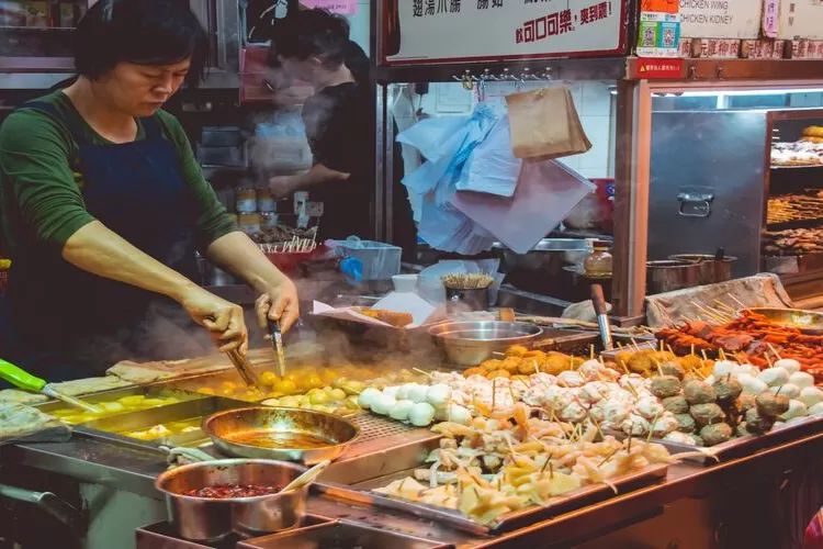 Ilustrasi/ Ternyata rasa jajanan pinggiran lebih enak karena tinggi garam, gula, dan lemak (Vernon Raineil/ Unsplash)