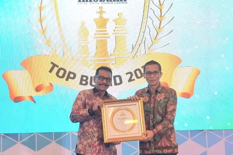 Direktur Utama Bank Nagari Muhamad Irsyad, saat menerima penghargaan dari Direktur Infobank Karnoto Muhammad, di Yogyakarta, Kamis (11/5).  IST