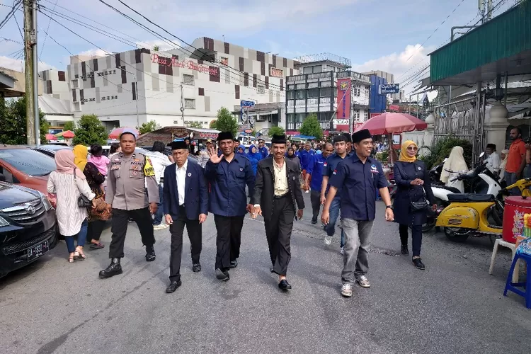 Partai Nasdem Bukittinggi antarkan 25 bacaleg mendaftar ke KPU (Harianhaluan.com/Vesco)