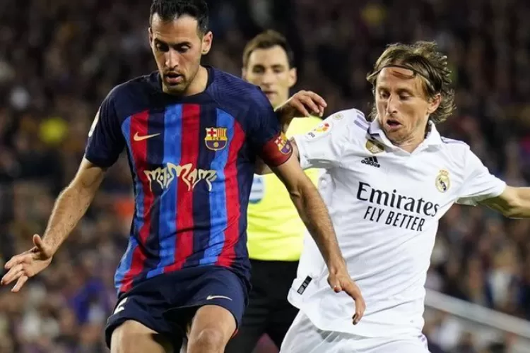 Bentrokan Sergio Busquets dan Luka Modric kerap memanaskan laga El Clasico Barcelona vs Real Madrid  (Twitter/@lukamodric10)