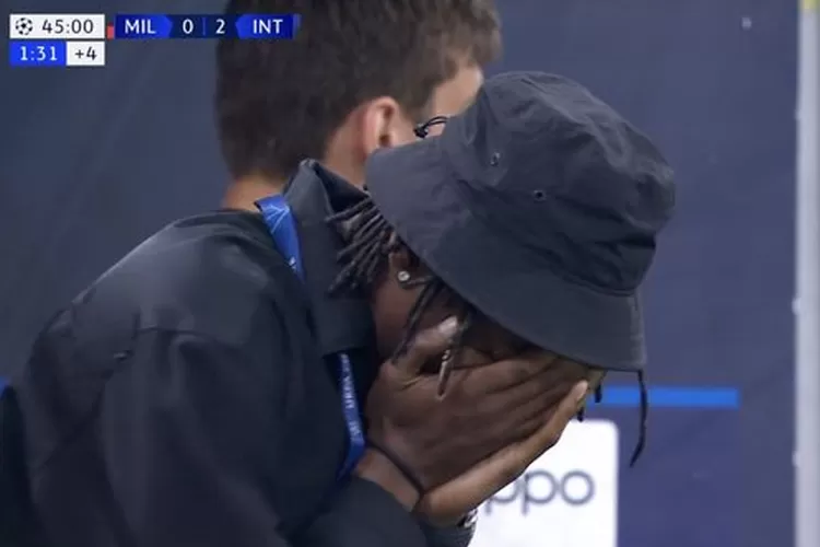 Ekspresi Rafael Leao ketika melihat AC Milan tumbang 0-2 lawan Inter Milan pada leg pertama semifinal Liga Champions (Mirror)
