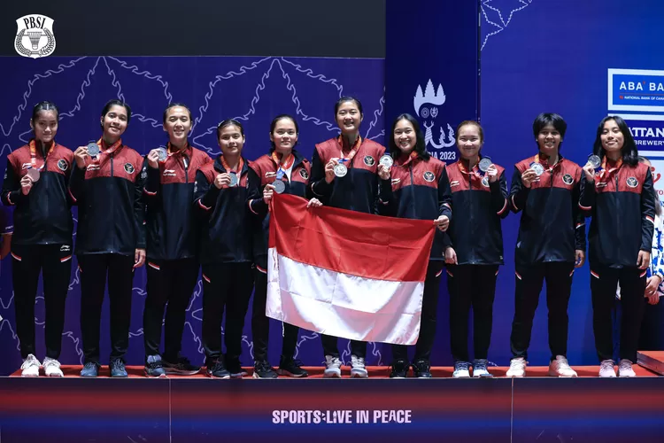 Tim Beregu Putri Indonesia mengalungkan medali perak untuk Indonesia di final SEA Games 2023 (Sumber: PBSI)