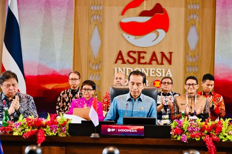 Mengenal Tenun Songke Manggarai yang Dipakai Jokowi saat KTT ASEAN ke-42. (Foto: Laily Rachev - Biro Pers Sekretariat Presiden)