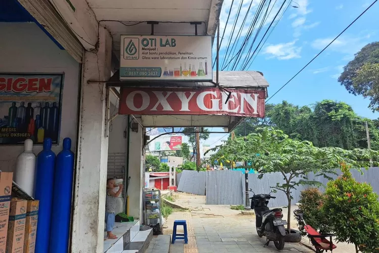 Salah satu toko pedagang di Jalan Otista yang kehilangan pembeli sejak Jembatan Otista dibongkar. (Foto: Reka/Radar Bogor)