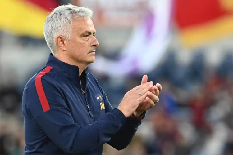 Pelatih AS Roma Jose Mourinho membantah adanya tawaran dari Paris Saint-Germain (PSG) (Instagram/@officialasroma)