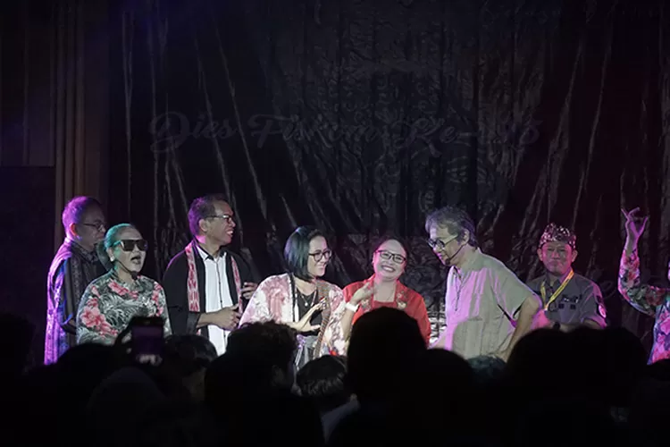 Rektor UKSW Salatiga, Intiyas Utami ikut tampil bersama Butet Kartaredjasa. (Dok Humas UKSW)